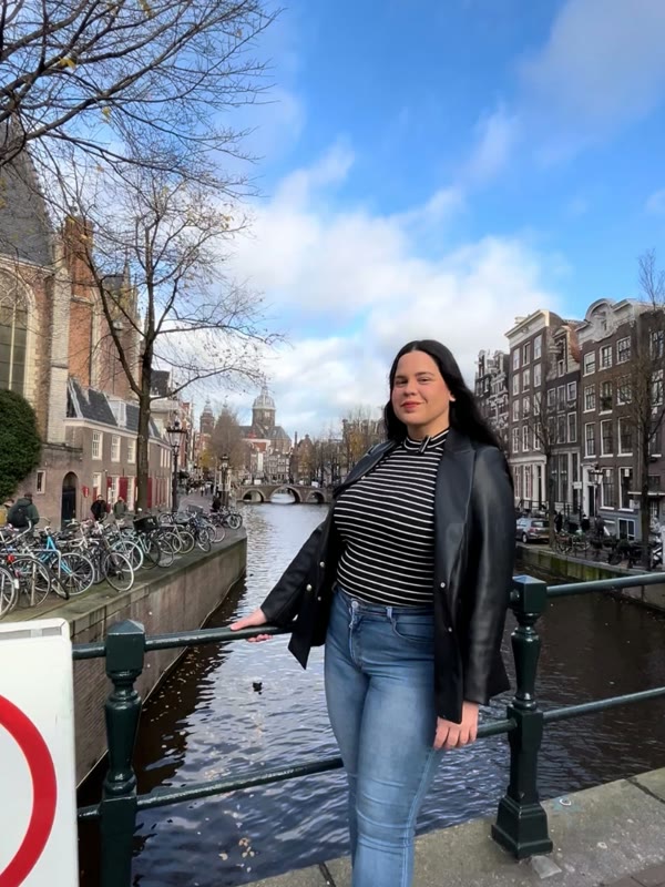 Ray en un puente sobre un canal de Ámsterdam