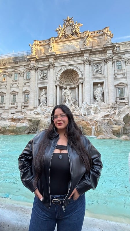 Ray frente a la Fontana di Trevi en Roma