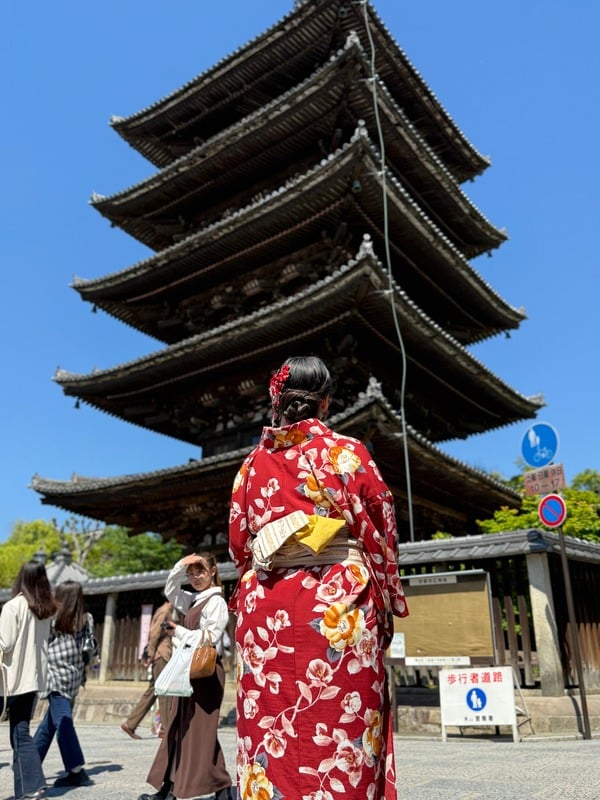 Ray con kimono frente a la pagoda Yasaka en Kioto