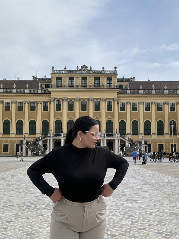 Ray frente al Palacio de Schönbrunn en Viena